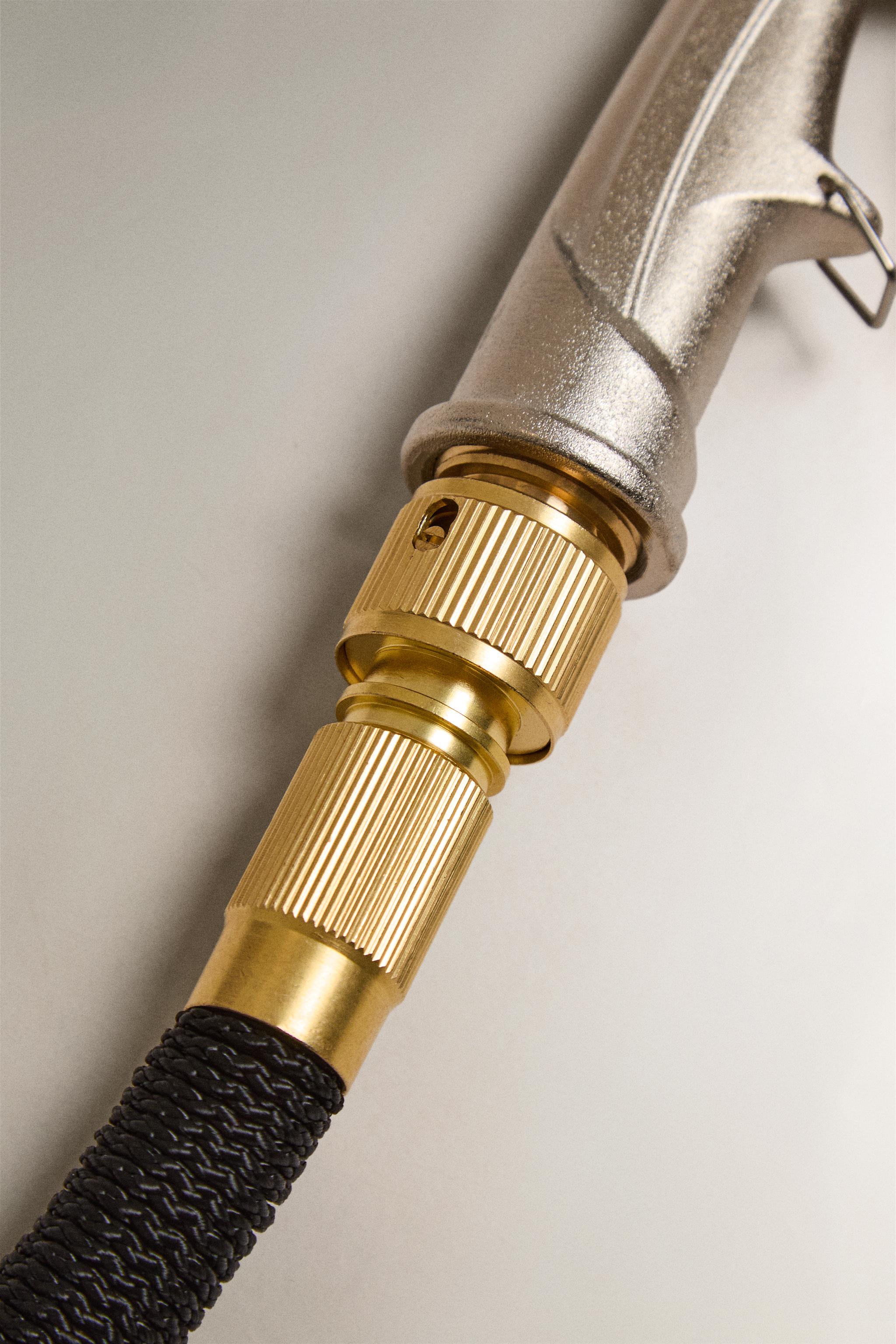 MULTI-WAY GARDEN HOSE NOZZLE